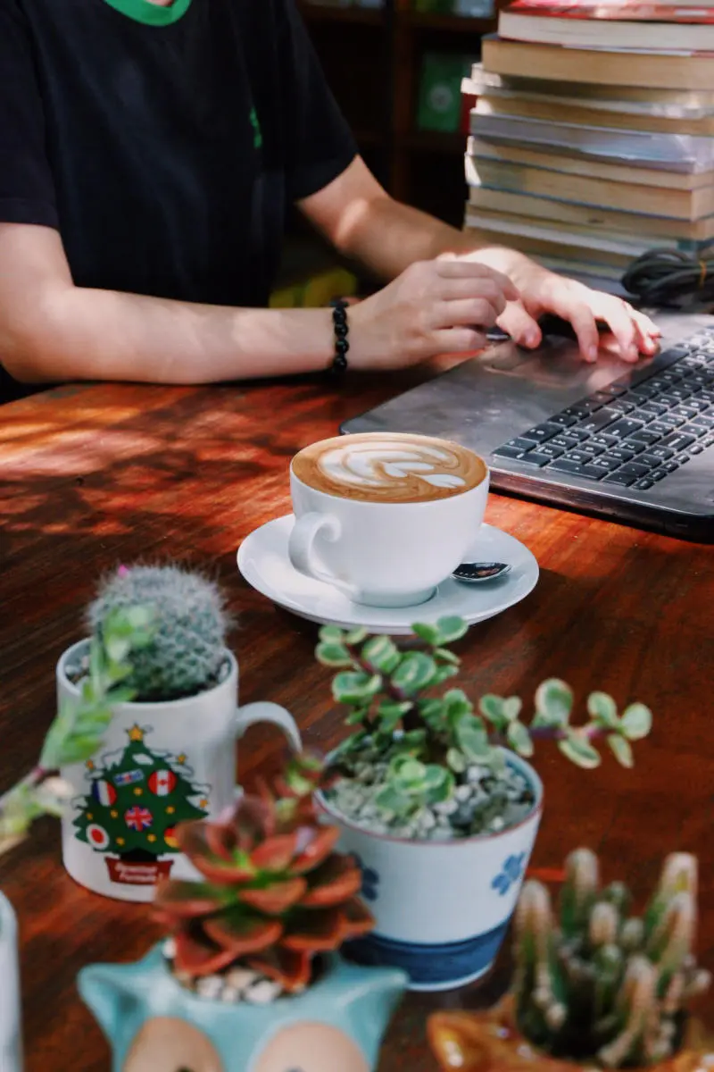 Nh&atilde; Nam Books N' Coffee, c&agrave; ph&ecirc; s&aacute;ch y&ecirc;n ả giữa l&ograve;ng S&agrave;i G&ograve;n 4