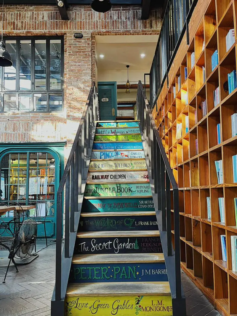 Nh&atilde; Nam Books N' Coffee, c&agrave; ph&ecirc; s&aacute;ch y&ecirc;n ả giữa l&ograve;ng S&agrave;i G&ograve;n 6
