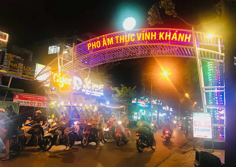 Phố ẩm thực Vĩnh Khánh, địa điểm ăn chơi quen thuộc của giới trẻ quận 4 2