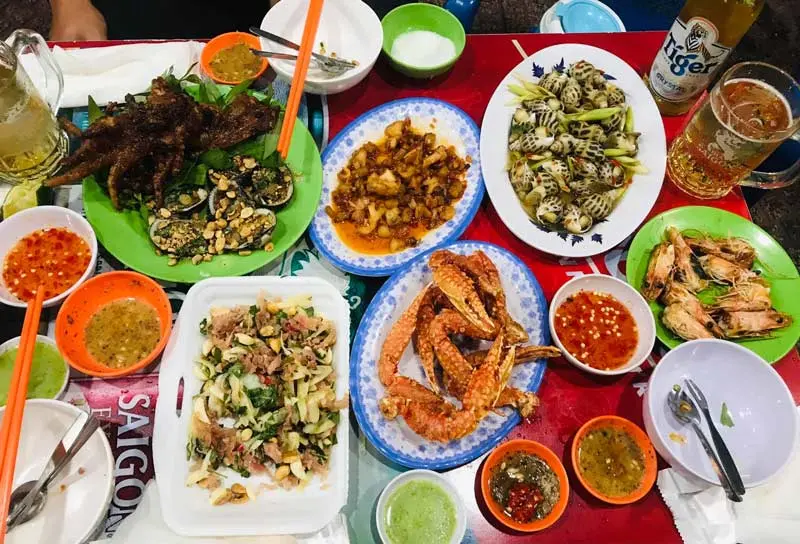 Phố ẩm thực Vĩnh Khánh, địa điểm ăn chơi quen thuộc của giới trẻ quận 4 6
