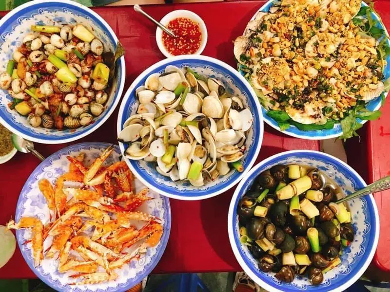 Phố ẩm thực Vĩnh Khánh, địa điểm ăn chơi quen thuộc của giới trẻ quận 4 7