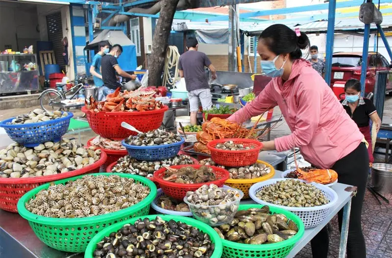 Phố ẩm thực Vĩnh Khánh, địa điểm ăn chơi quen thuộc của giới trẻ quận 4 4