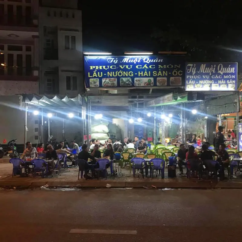 Phố ẩm thực Vĩnh Khánh, địa điểm ăn chơi quen thuộc của giới trẻ quận 4 13