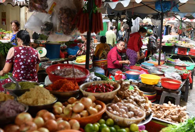 Tham quan chợ Ph&ugrave;ng Hưng gần trăm năm tuổi tại S&agrave;i th&agrave;nh 5