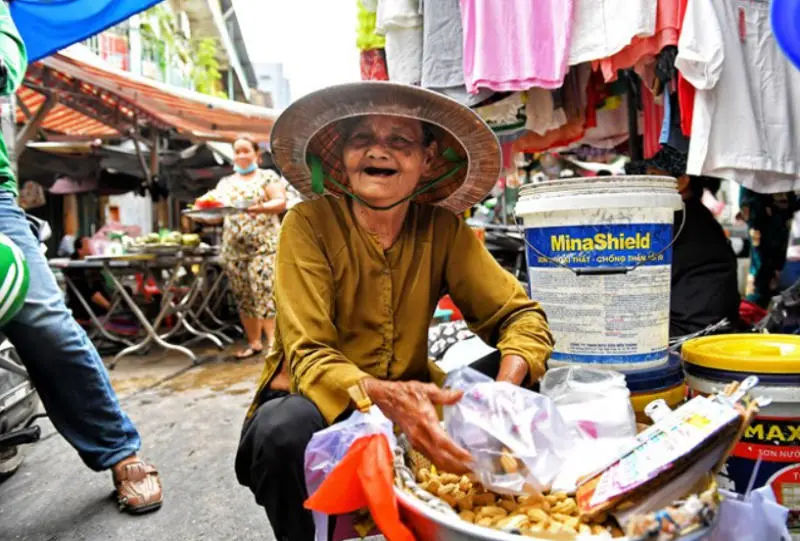 Tham quan chợ Ph&ugrave;ng Hưng gần trăm năm tuổi tại S&agrave;i th&agrave;nh 6