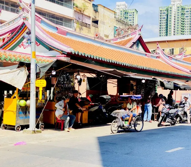 Tham quan chợ Phùng Hưng gần trăm năm tuổi tại Sài thành