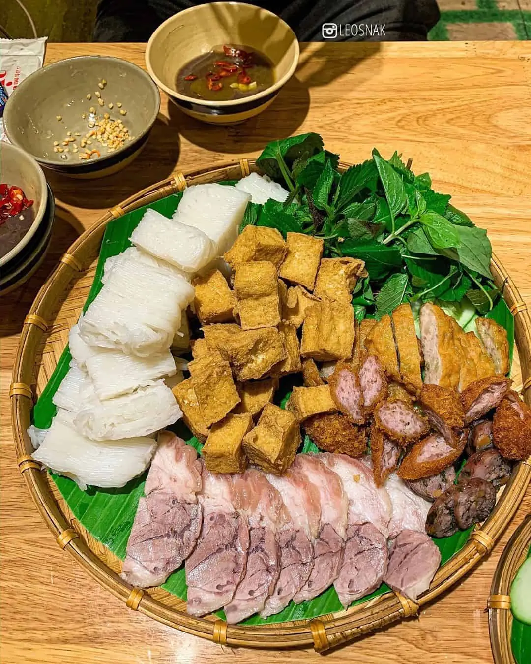C&ugrave;ng hội bạn th&acirc;n ăn vặt tẹt ga ở Ng&otilde; V&agrave;ng Anh 5