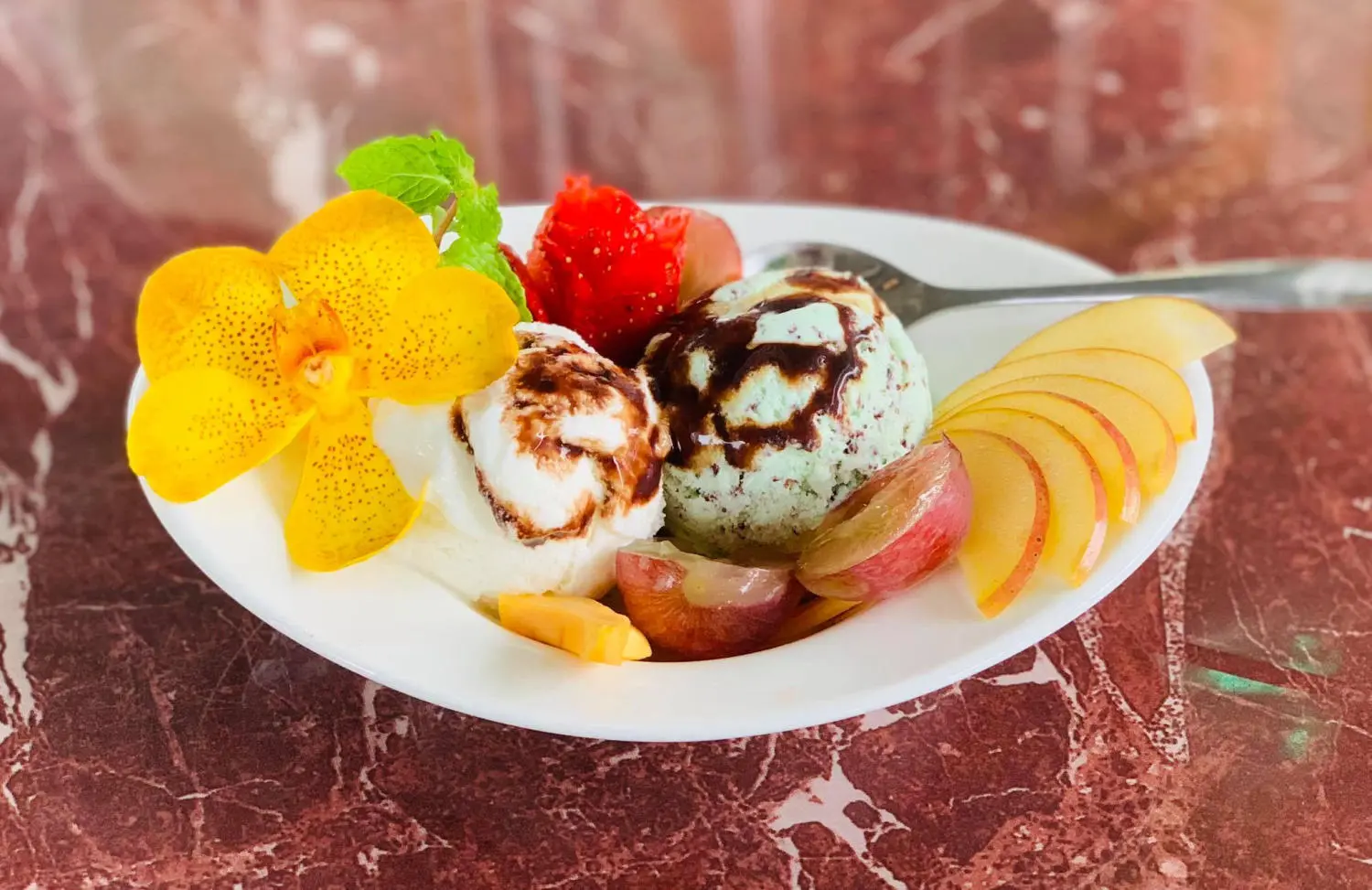 Đến Riverside Coffee cảm nhận kh&ocirc;ng gian trong l&agrave;nh kế b&ecirc;n hồ nước thơ mộng 3