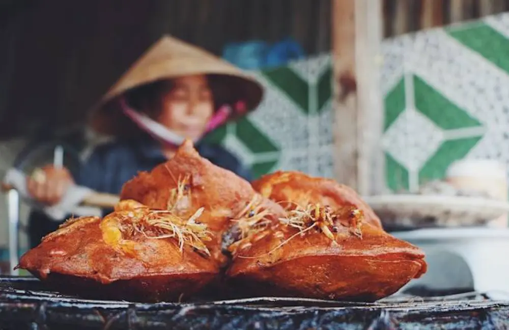 Lạ l&ugrave;ng m&oacute;n B&aacute;nh v&aacute;, b&aacute;nh gi&aacute; G&ograve; C&ocirc;ng khiến nhiều người nhớ thương 3