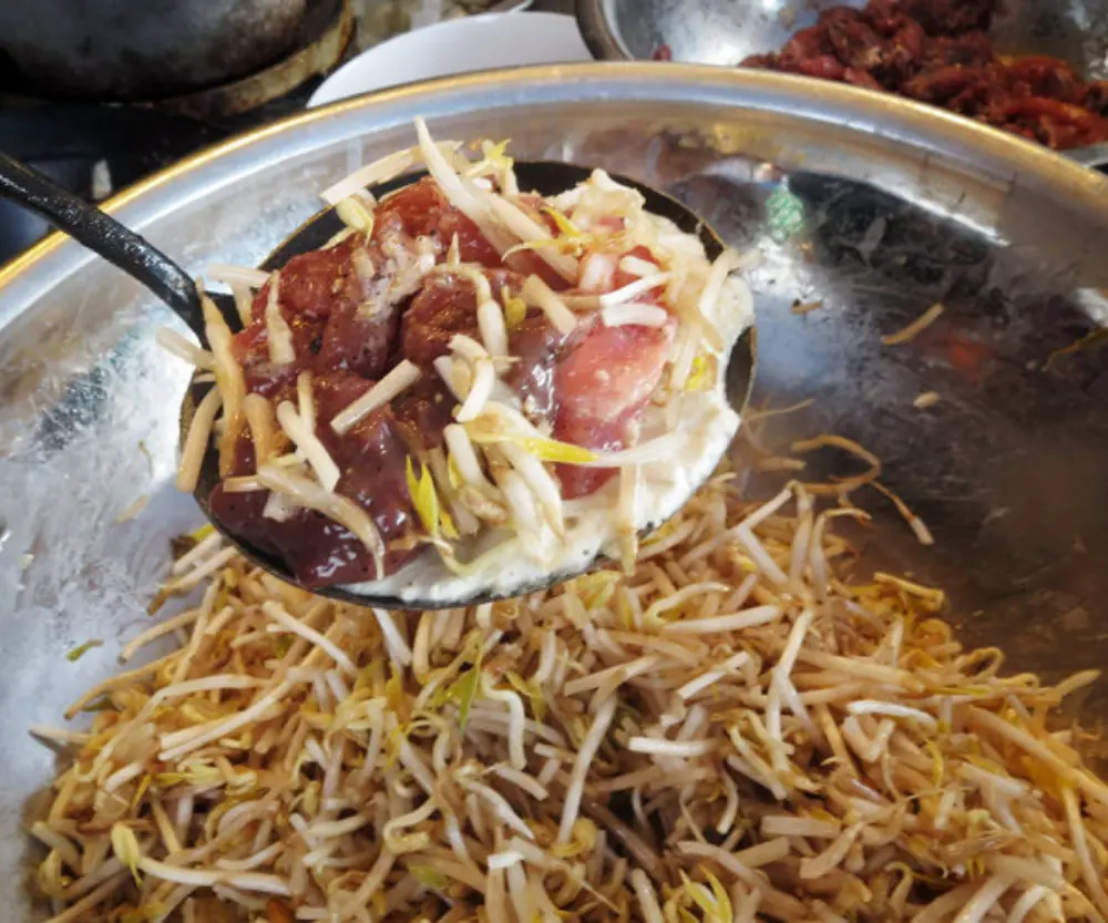 Thưởng thức b&aacute;nh v&aacute; b&aacute;nh gi&aacute; G&ograve; C&ocirc;ng thơm ngon kh&oacute; cưỡng 4