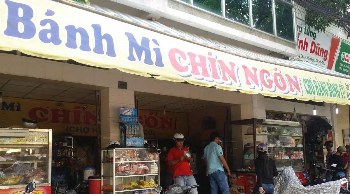 Hương vị thơm ngon 50 năm tại Quán bánh mì Chín Ngón