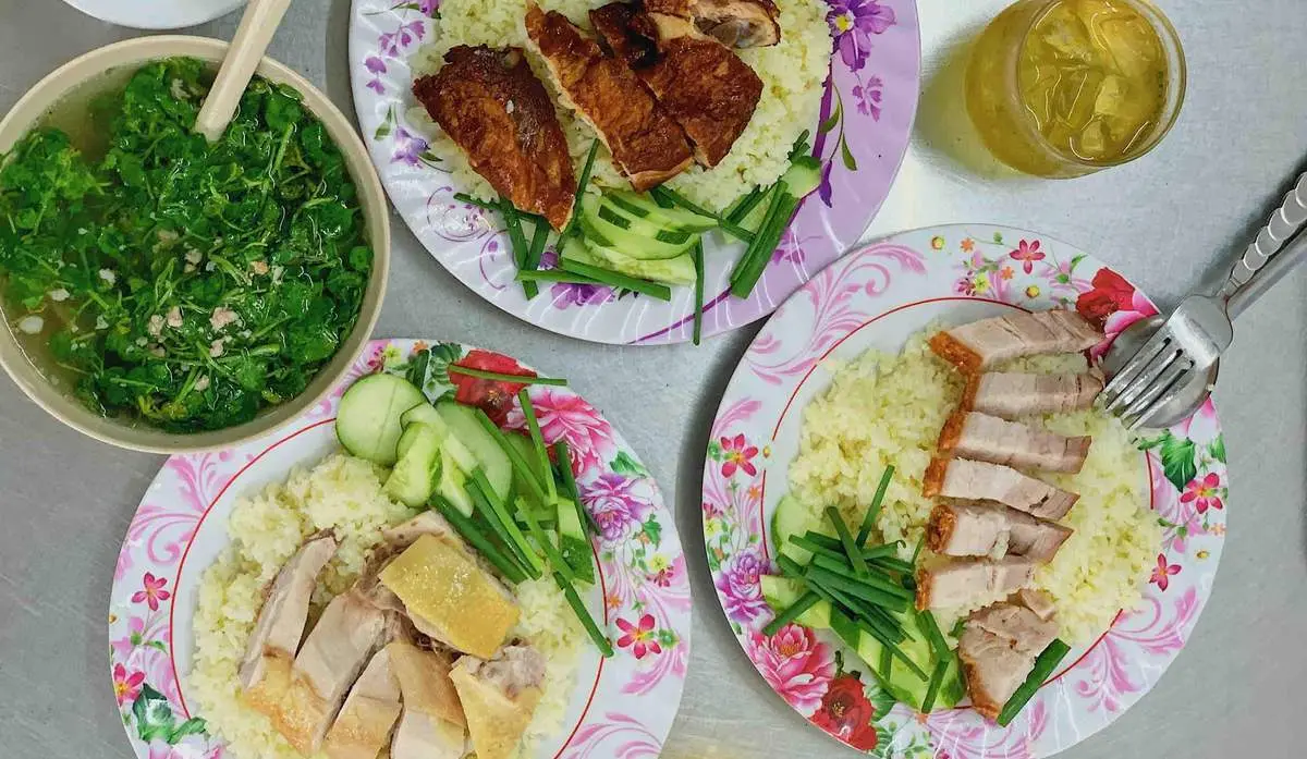 Thưởng thức cơm gà siêu ngon tại Tiệm cơm Chí Thành Ấp Bắc