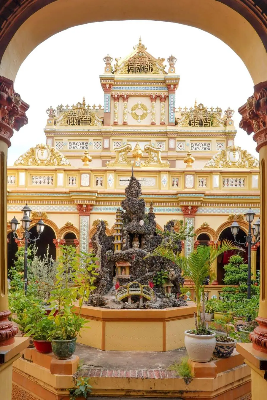 Vẻ đẹp thanh tao của Ch&ugrave;a Vĩnh Tr&agrave;ng dưới nắng gi&oacute; phương Nam 6
