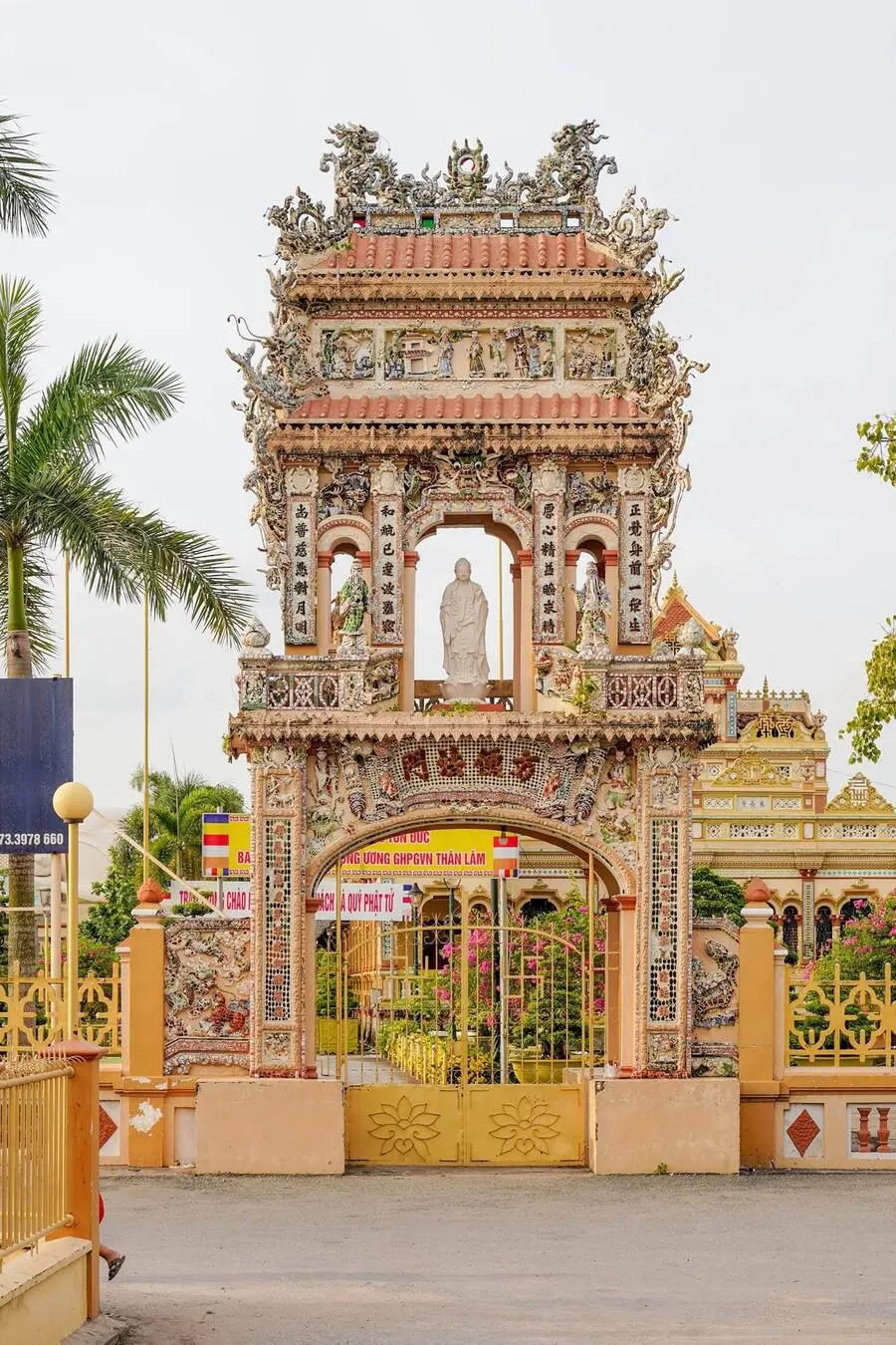 Vẻ đẹp thanh tao của Ch&ugrave;a Vĩnh Tr&agrave;ng dưới nắng gi&oacute; phương Nam 7