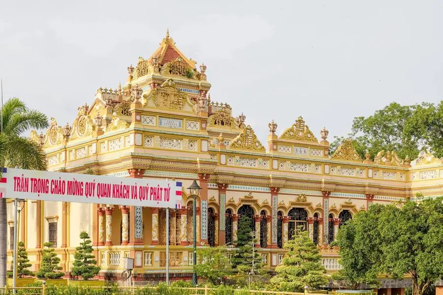 Vẻ đẹp thanh tao của Ch&ugrave;a Vĩnh Tr&agrave;ng dưới nắng gi&oacute; phương Nam 3