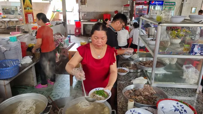 Đến Tr&agrave; Vinh thưởng thức b&aacute;nh canh Bến C&oacute; ngon nức tiếng hơn 20 năm 2
