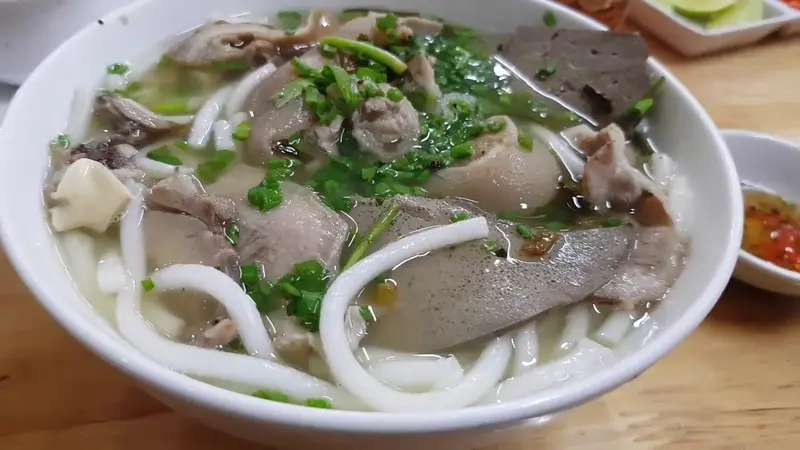 Đến Tr&agrave; Vinh thưởng thức b&aacute;nh canh Bến C&oacute; ngon nức tiếng hơn 20 năm 3
