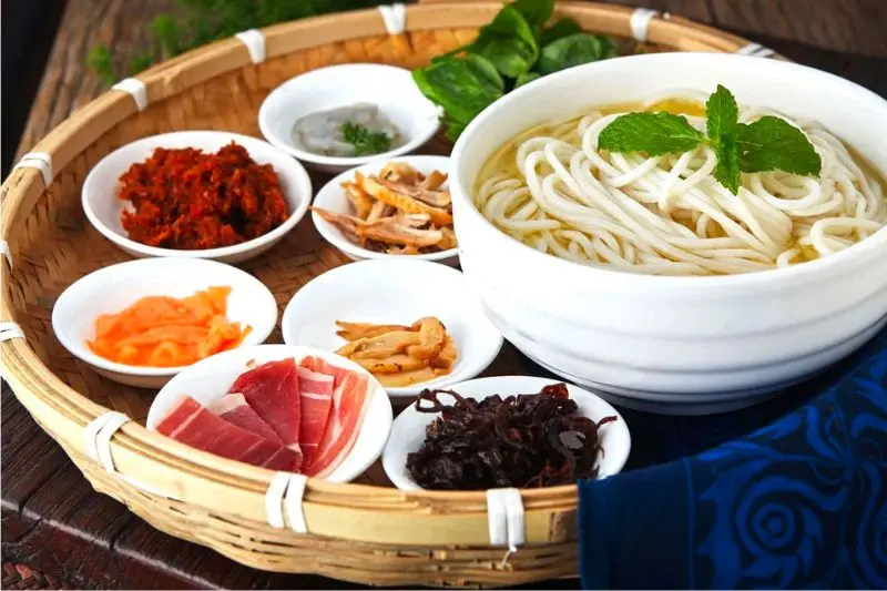 B&uacute;n qua cầu: M&oacute;n ngon độc đ&aacute;o từ c&aacute;i t&ecirc;n đến hương vị 7