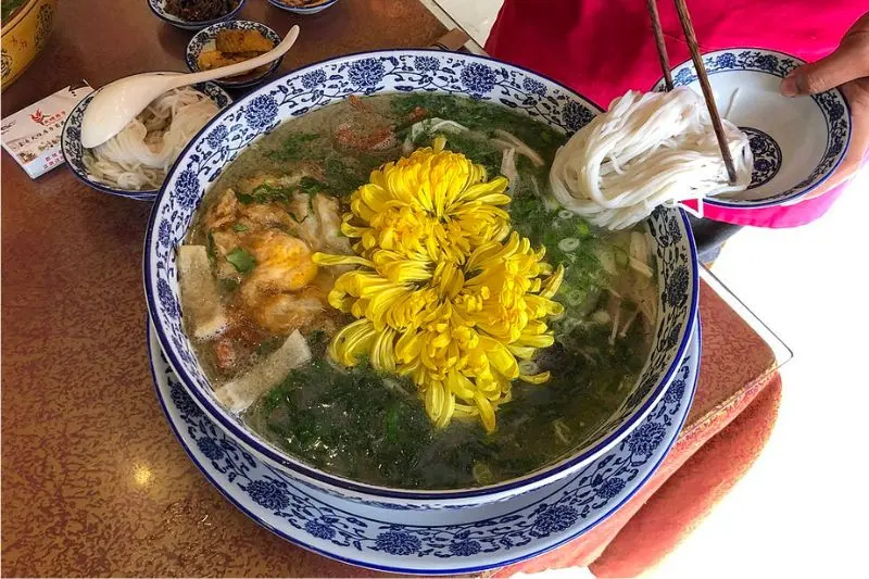 B&uacute;n qua cầu: M&oacute;n ngon độc đ&aacute;o từ c&aacute;i t&ecirc;n đến hương vị 8