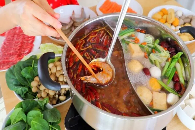 Lẩu uy&ecirc;n ương: Hương vị l&atilde;ng mạn trong nồi lẩu hai ngăn 2