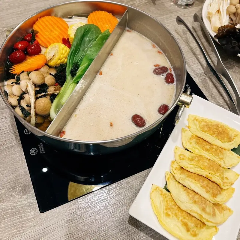 Lẩu uy&ecirc;n ương: Hương vị l&atilde;ng mạn trong nồi lẩu hai ngăn 6