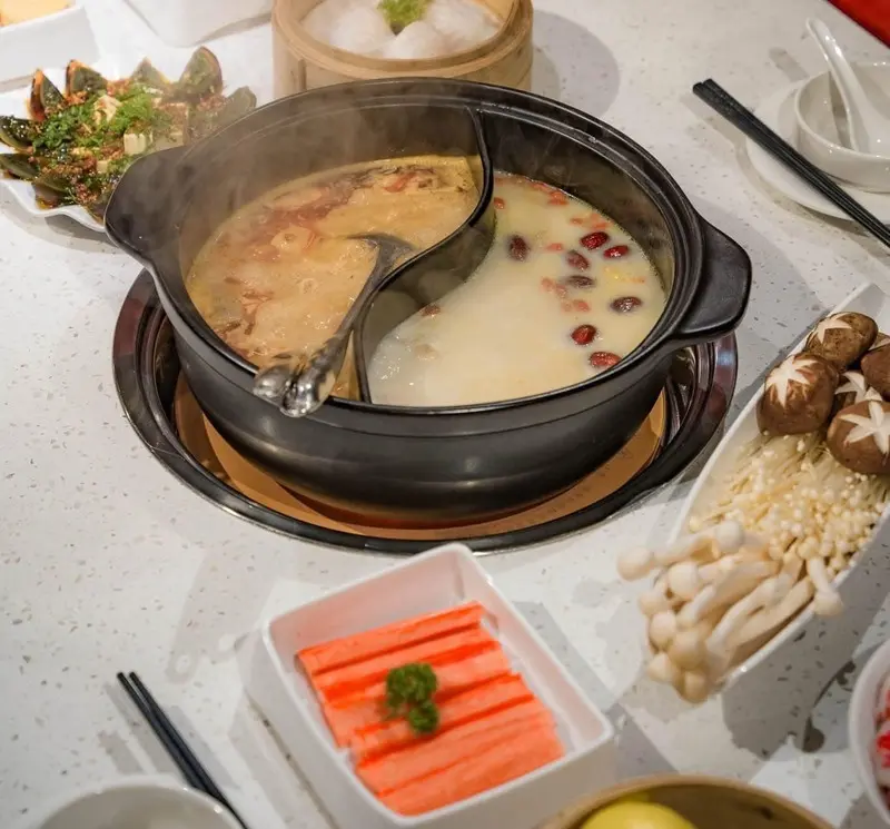 Lẩu uy&ecirc;n ương: Hương vị l&atilde;ng mạn trong nồi lẩu hai ngăn 7