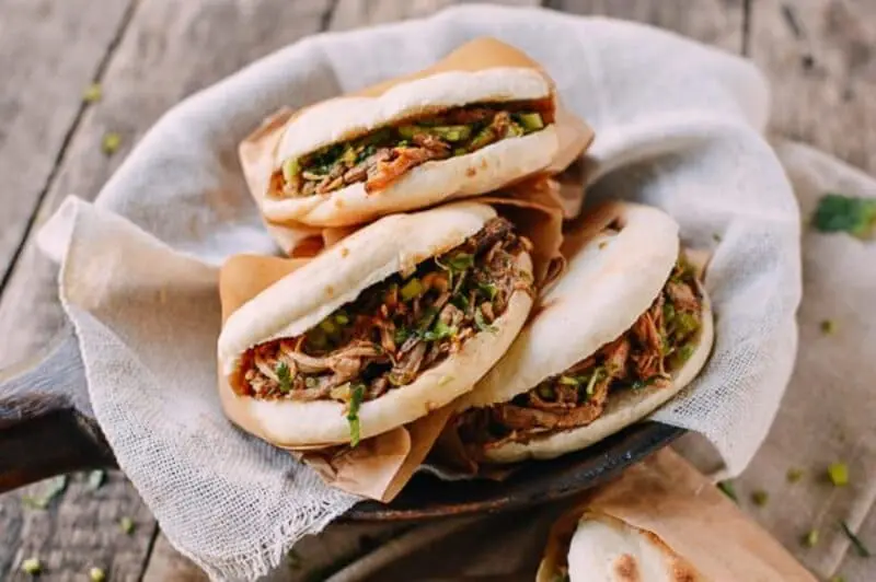 Thưởng thức Rou Jia Mo, bánh mì kẹp nức tiếng phố phường Tây An 4