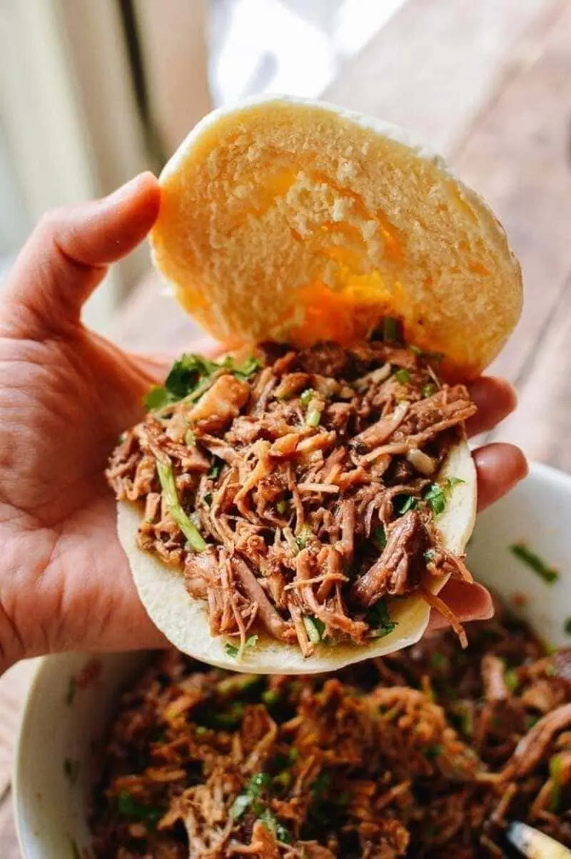 Thưởng thức Rou Jia Mo, bánh mì kẹp nức tiếng phố phường Tây An 5