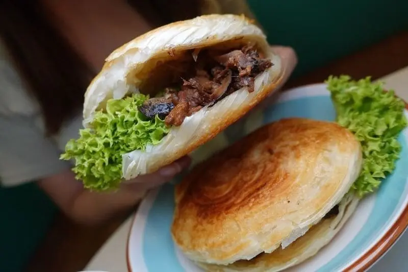 Thưởng thức Rou Jia Mo, bánh mì kẹp nức tiếng phố phường Tây An 8