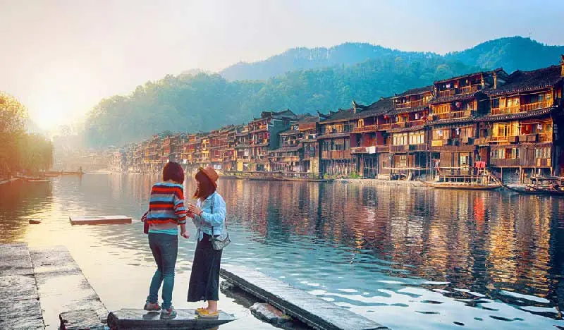 Dòng sông Đà Giang thơ mộng, bình yên giữa lòng Phượng Hoàng cổ trấn 6