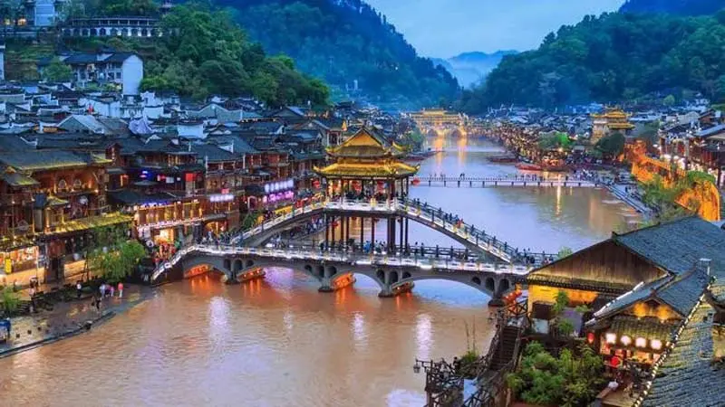 Dòng sông Đà Giang thơ mộng, bình yên giữa lòng Phượng Hoàng cổ trấn 2