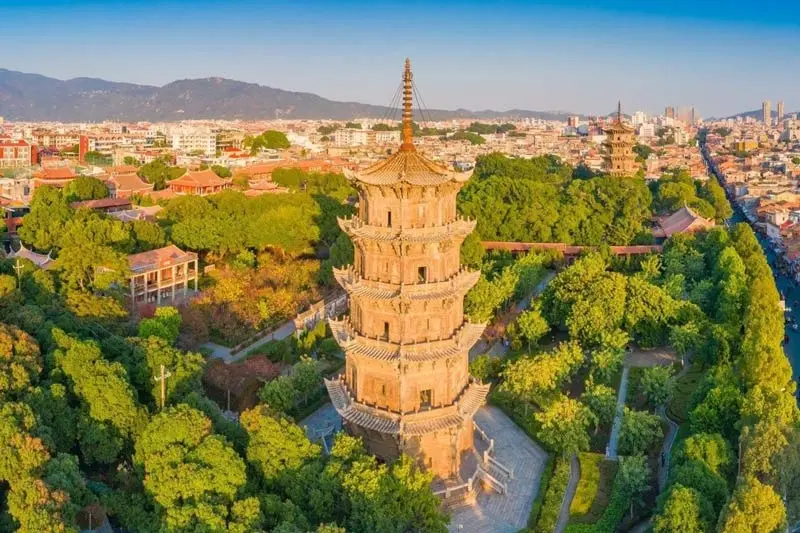 Kh&aacute;m ph&aacute; th&agrave;nh phố Tuyền Ch&acirc;u với vẻ đẹp lịch sử v&agrave; văn h&oacute;a 2