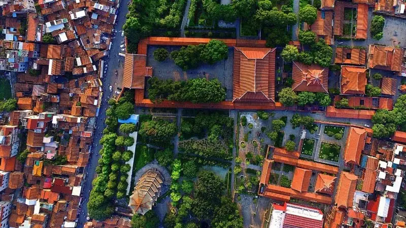 Kh&aacute;m ph&aacute; th&agrave;nh phố Tuyền Ch&acirc;u với vẻ đẹp lịch sử v&agrave; văn h&oacute;a 3