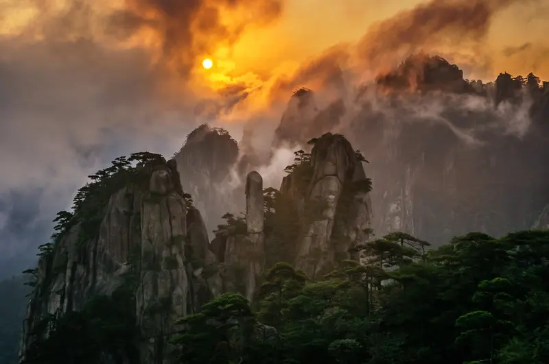 N&uacute;i Ho&agrave;ng Sơn bản h&ograve;a ca của m&acirc;y v&agrave; đ&aacute; ở Trung Quốc 9