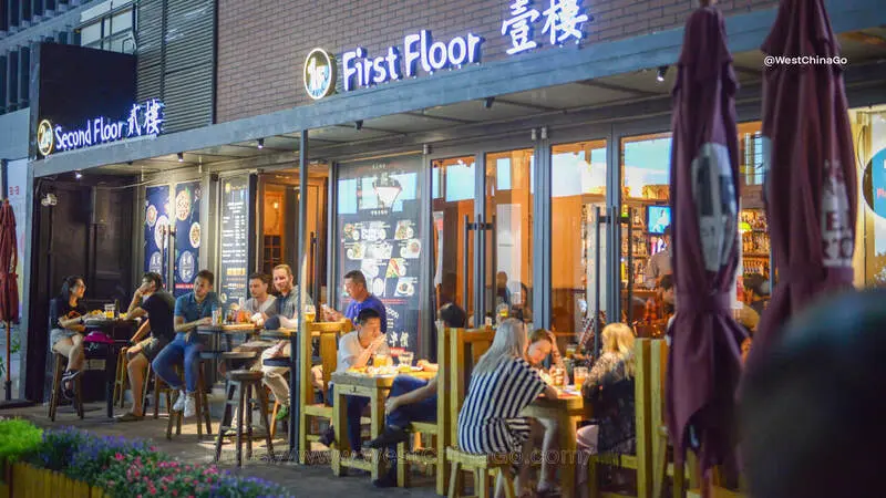 Phố bar Sanlitun, thi&ecirc;n đường vui chơi về đ&ecirc;m của Bắc Kinh 8