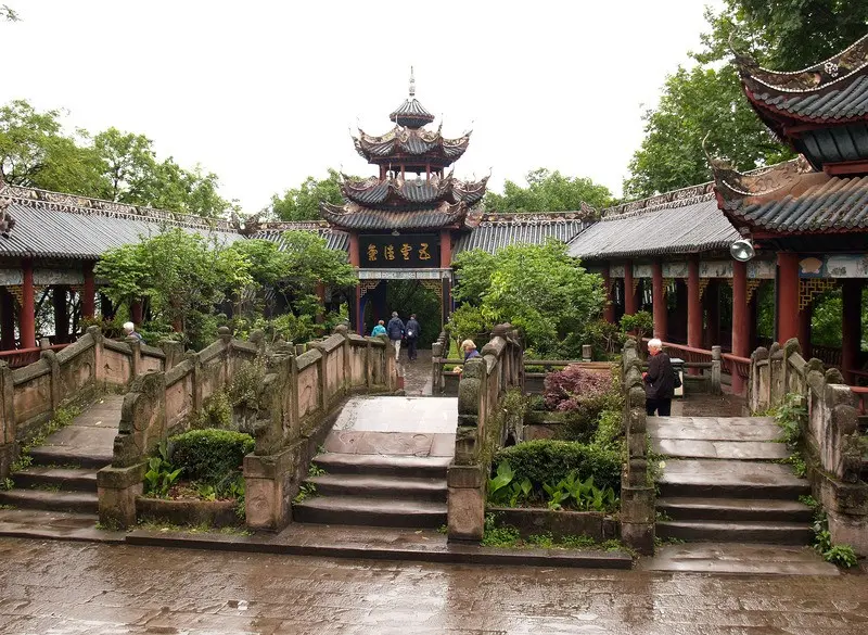 Tham quan Phong Đ&ocirc;: &ldquo;Th&agrave;nh phố ma&rdquo; b&iacute; ẩn ở Trung Quốc 4