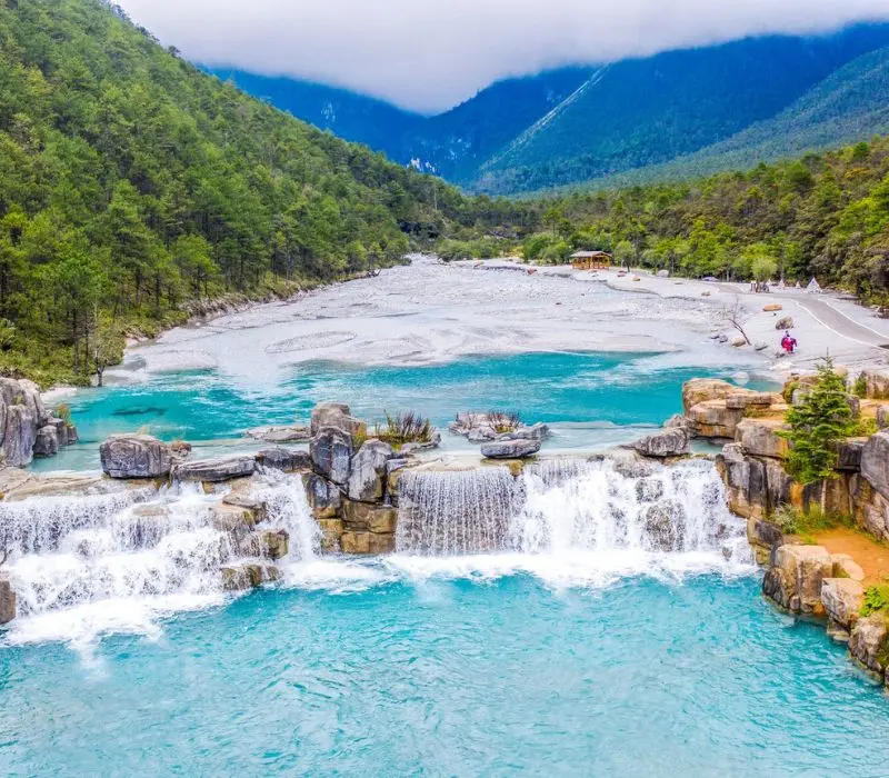 Thơ mộng vẻ đẹp Lam Nguyệt cốc soi bóng núi Ngọc Long