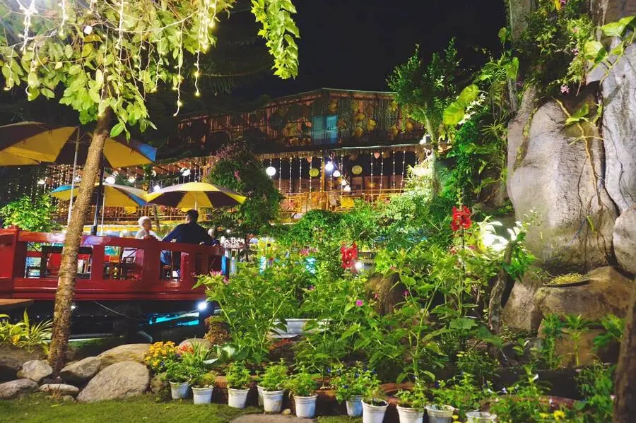 Check in Robusta Koi Garden, qu&aacute;n cafe c&oacute; hồ c&aacute; Koi đẹp m&ecirc; ly 3