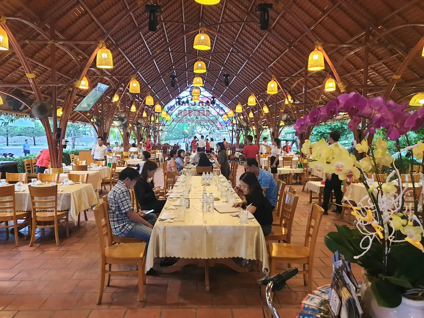 D&ugrave;ng bữa giữa kh&ocirc;ng gian gần gũi thi&ecirc;n nhi&ecirc;n tại nh&agrave; h&agrave;ng hải sản Vạn Ch&agrave;i 12