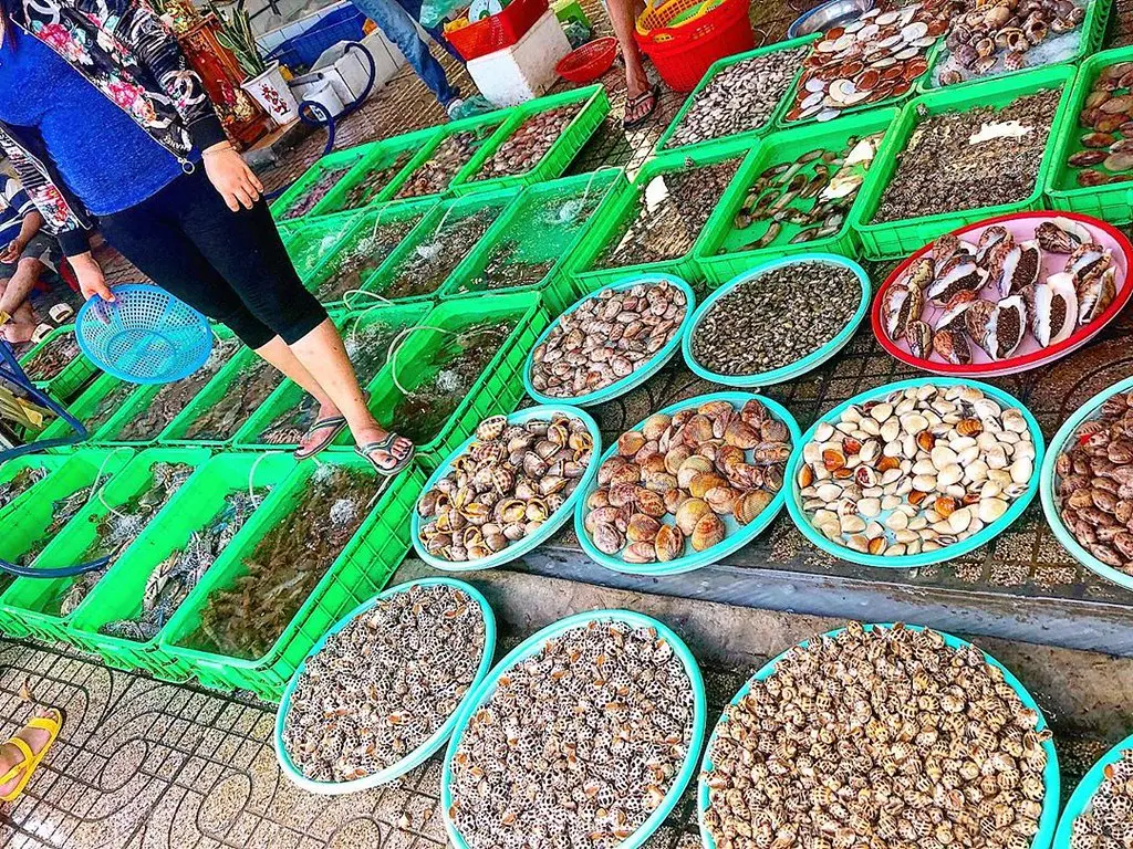 Gh&eacute; chợ X&oacute;m Lưới Vũng T&agrave;u rồi m&igrave;nh c&ugrave;ng rinh cả thế giới hải sản tươi ngon về nh&agrave; nh&eacute;! 9