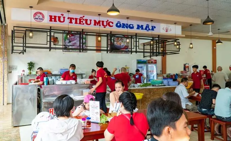 Hủ tiếu mực &Ocirc;ng Mập mang hương vị biển Vũng T&agrave;u đến gần thực kh&aacute;ch 11