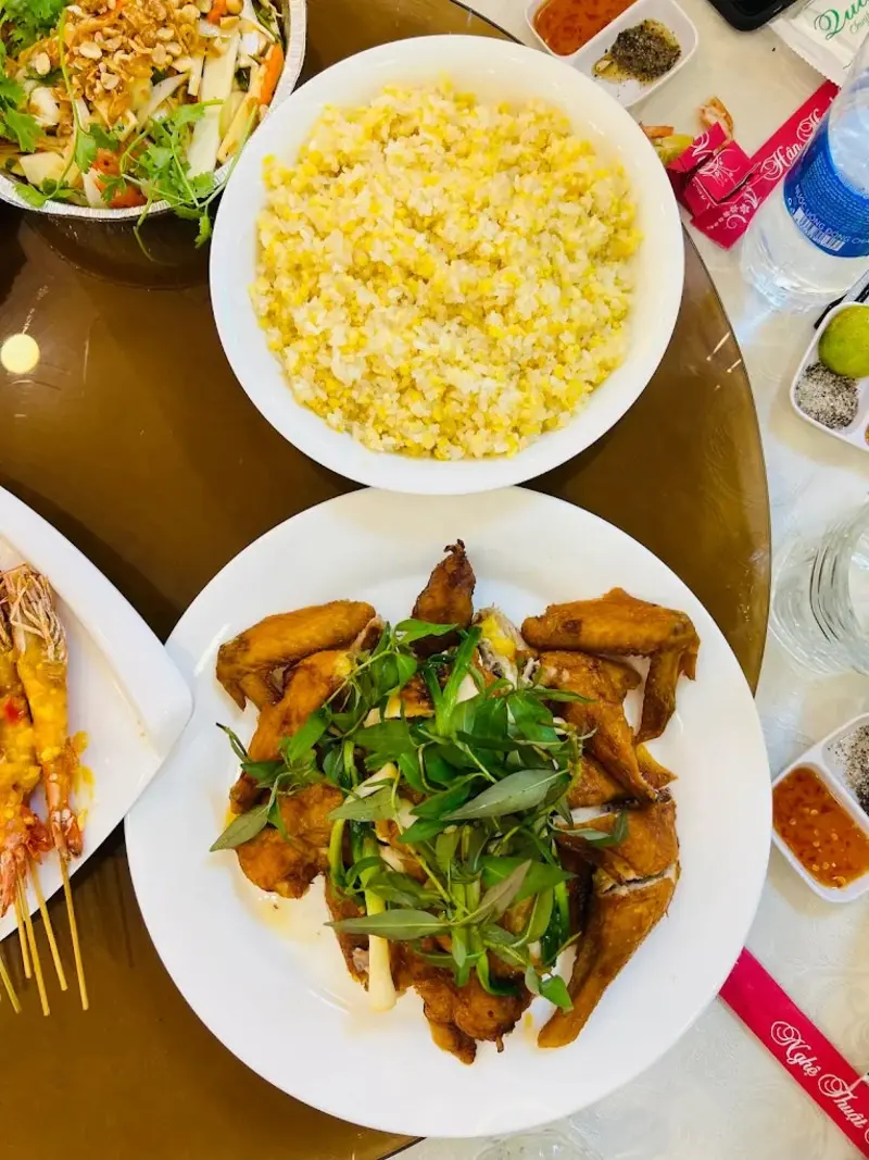 Review Qu&aacute;n L&aacute; Vũng T&agrave;u đủ m&oacute;n hải sản tươi sống từ biển 5