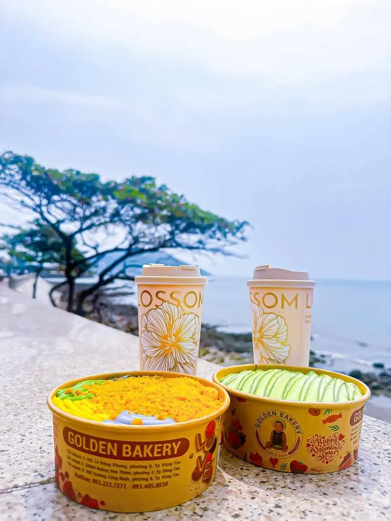 Thưởng thức b&aacute;nh b&ocirc;ng lan trứng muối Vũng T&agrave;u với vị mềm xốp, thơm ngon m&ugrave;i sữa 2