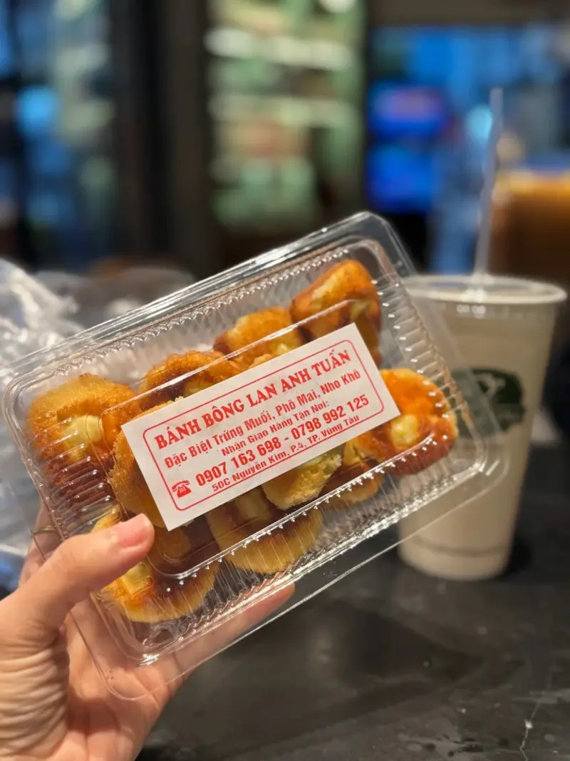 Thưởng thức b&aacute;nh b&ocirc;ng lan trứng muối Vũng T&agrave;u với vị mềm xốp, thơm ngon m&ugrave;i sữa 14
