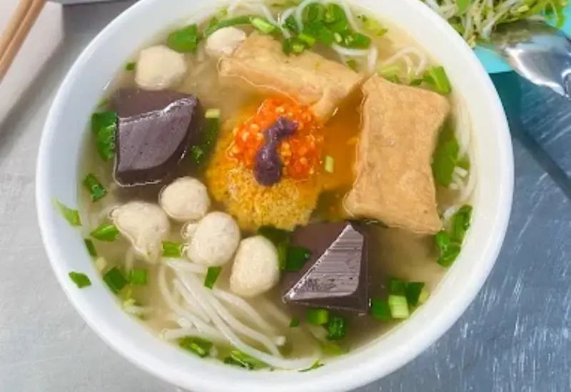 Top 7 qu&aacute;n b&uacute;n ri&ecirc;u Vũng T&agrave;u ngon m&ecirc; ly, vị đậm đ&agrave; 6