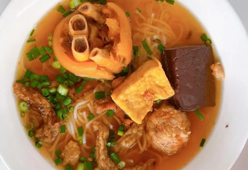 Top 7 qu&aacute;n b&uacute;n ri&ecirc;u Vũng T&agrave;u ngon m&ecirc; ly, vị đậm đ&agrave; 4