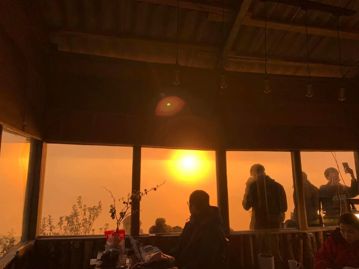 Ngắm T&agrave; X&ugrave;a chiều ho&agrave;ng h&ocirc;n đẹp lung linh trong biển m&acirc;y m&ugrave; 4