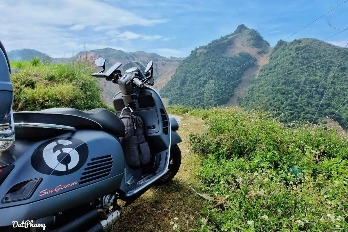 Review chinh phục sống lưng khủng long Tà Xùa cùng chiếc Vespa GTV 12