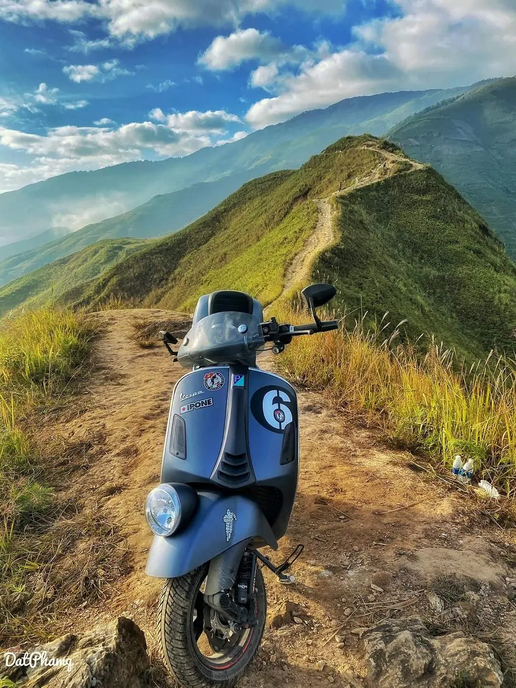 Review chinh phục sống lưng khủng long Tà Xùa cùng chiếc Vespa GTV 2